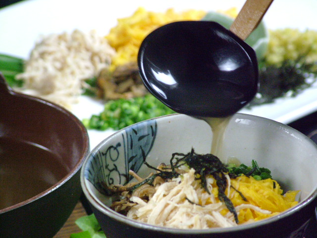 熱々の地鶏スープが、食欲そそる！