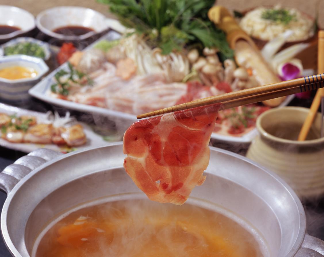 鶏飯の出汁にくぐらせて食べる『薩摩黒豚＆奄美島豚のしゃぶしゃぶ鍋コース』
