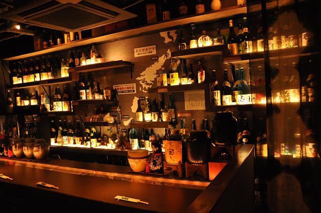 黒糖焼酎がずら〜りっと並ぶカウンター！