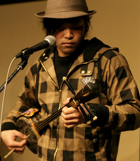 若干二十歳の若き唄者“里　朋樹”