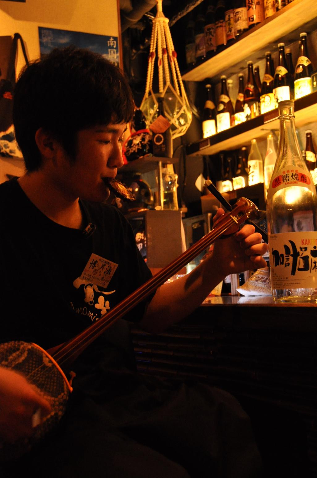 奄美大島の南に位置する加計呂麻島は、諸鈍出身の若き唄者♪