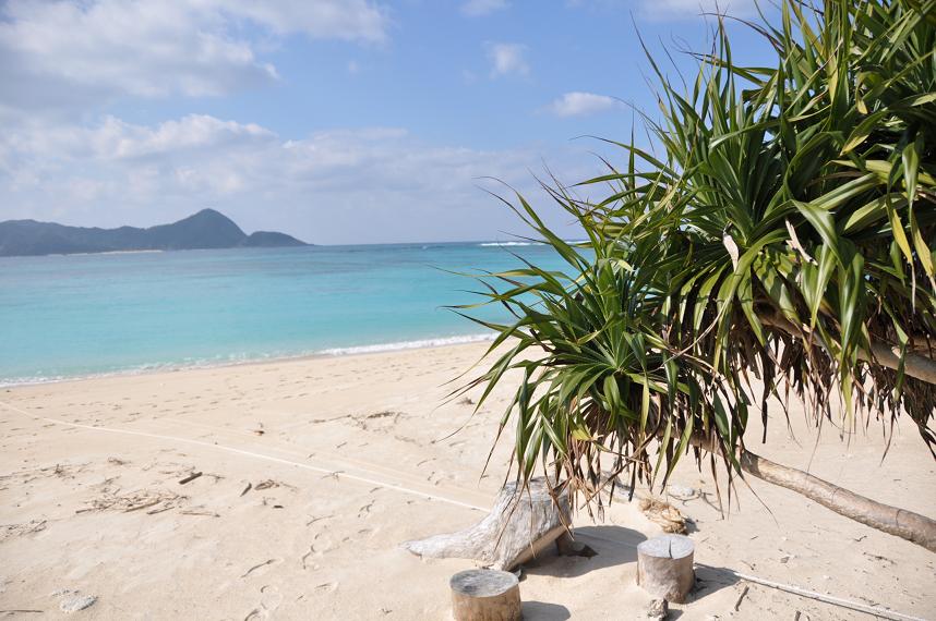 碧い空と白い砂浜が続く“崎原ビーチ”