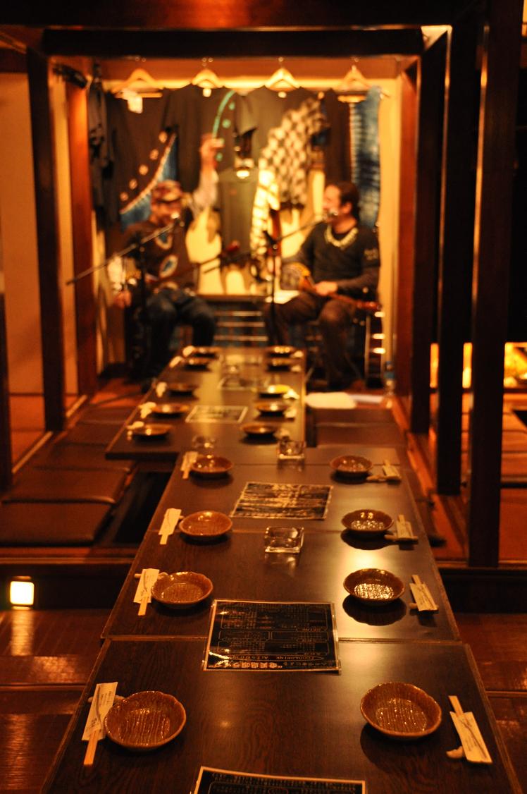 いつもと違う顔の語久庵！みんなで楽しみましょう♪(写真は前回のテバ兄＆モトオ兄ライブ）