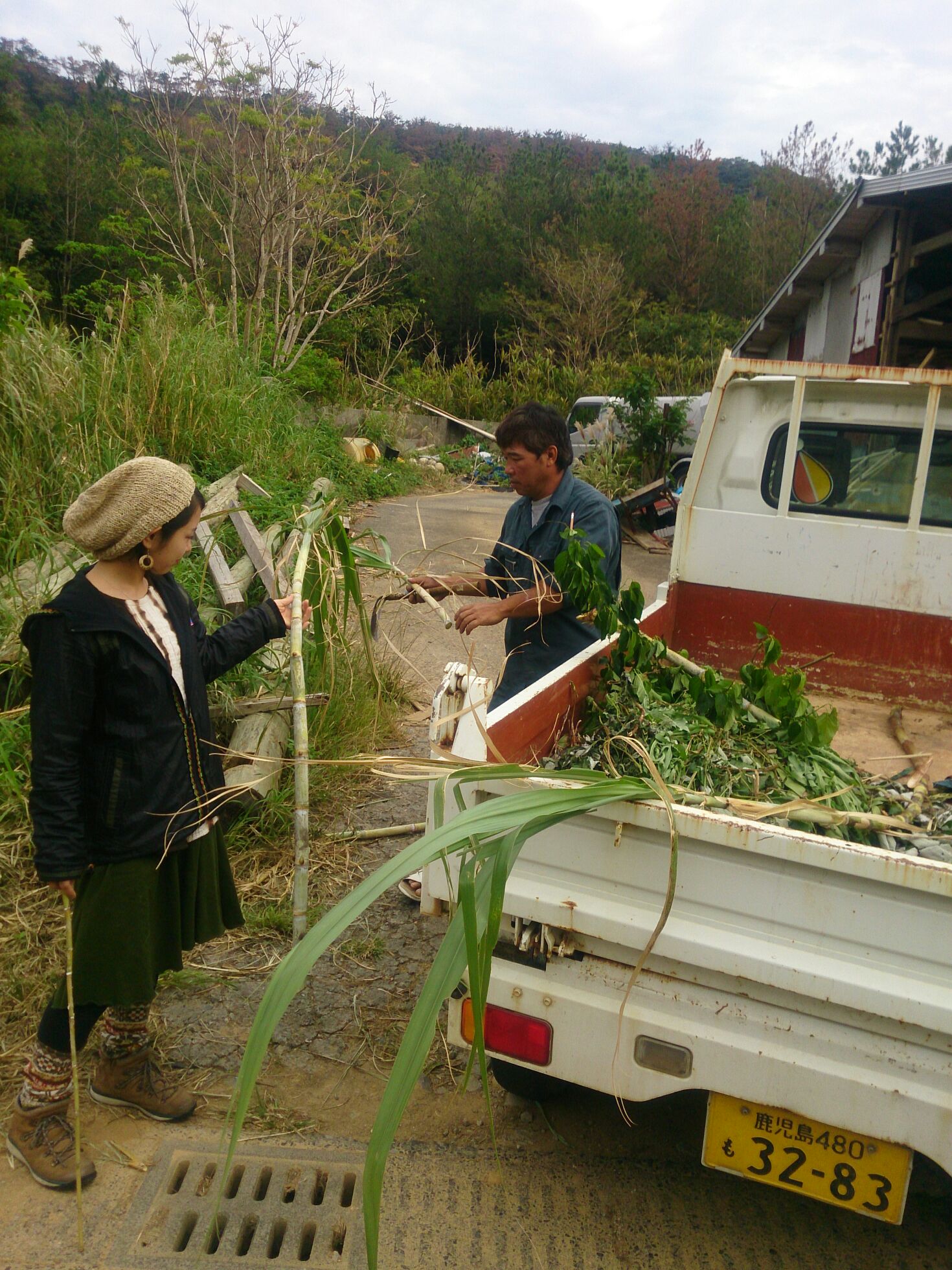 さとうきびかじったり、現地の方と触れ合いながらまったりと〜